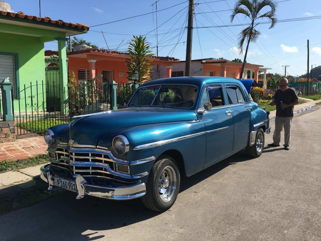 1949 modrý chrysler ve Viňales. Co dělat v Vinales