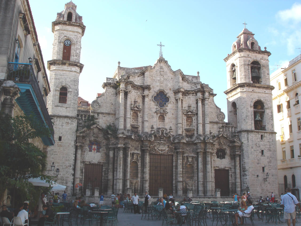 Things to see in Havana. Havana Cathedral in Cathedral Plaza with an outdoor cafe in front