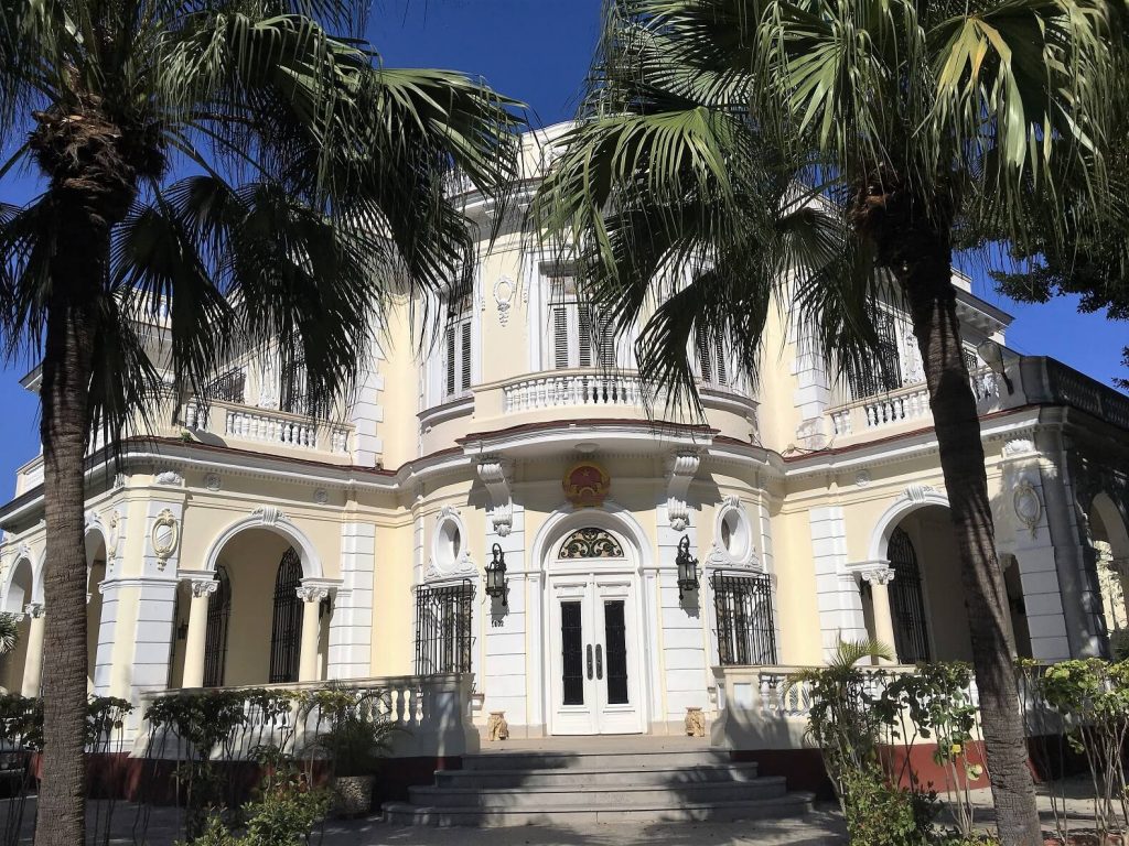 Corner mansion on 5th Avenue in Havana