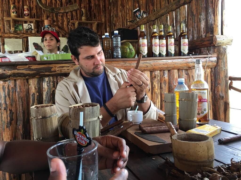  trabalhador da fazenda de tabaco explicando o processo de fabricação de tabaco 