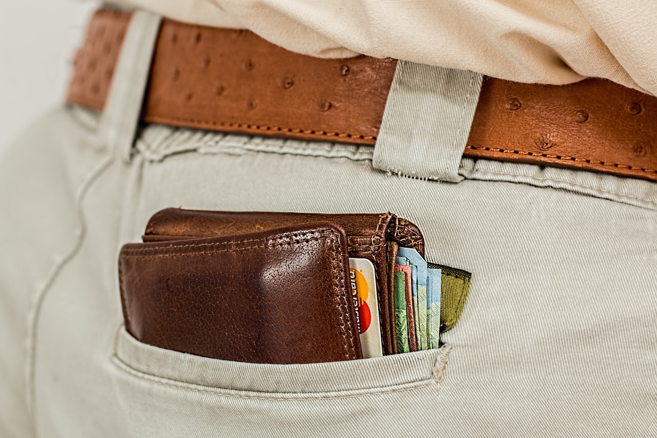 Don't expose your wallet, a solid do of the travels safety dos and don'ts