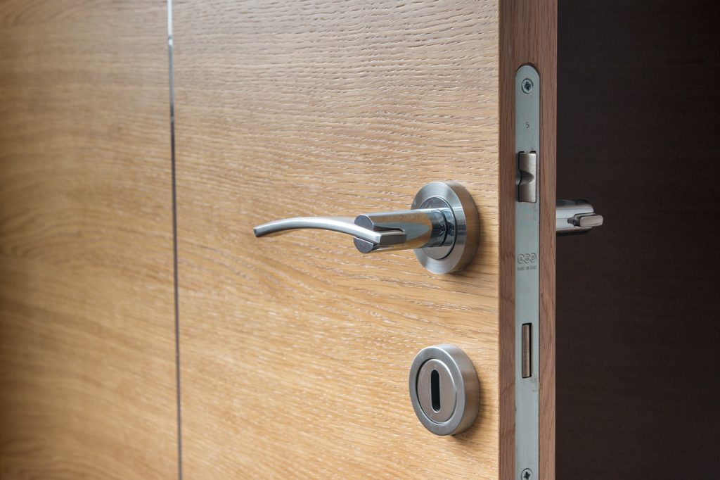 hotel lock for travel safety, the best of the travel safety dos and don'ts