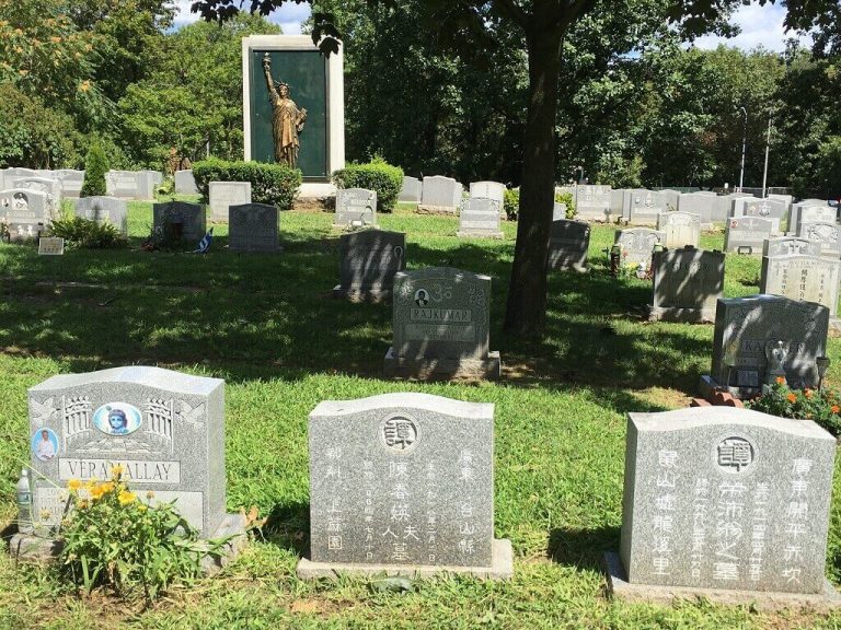 FAMOUS CEMETERIES OF THE UNITED STATES