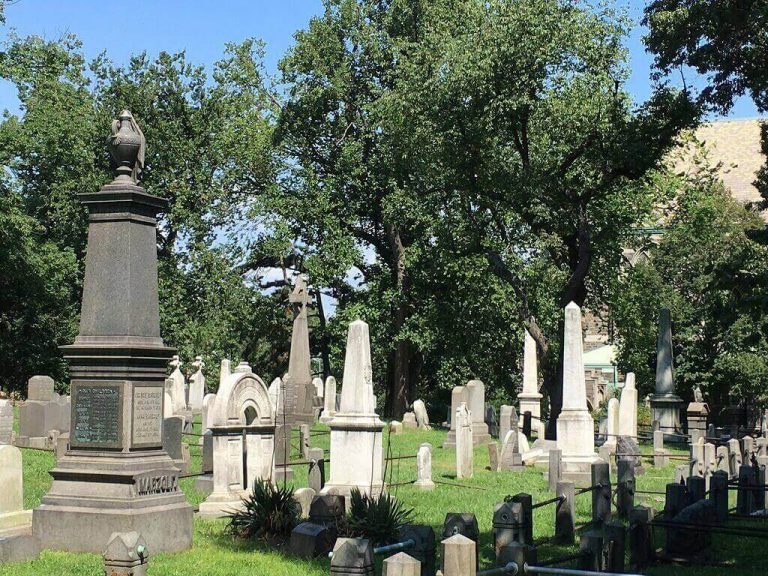 FAMOUS CEMETERIES OF THE UNITED STATES