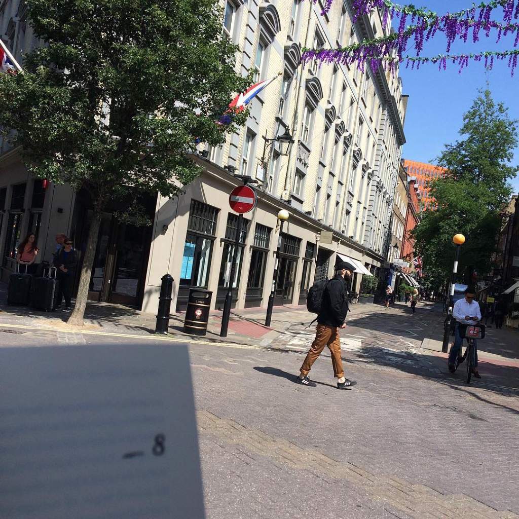 A London street. Image of traveling in Europe through books