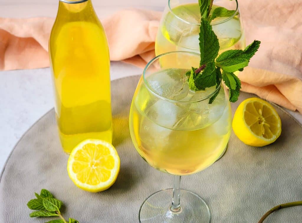 Limoncello spritz in glasses