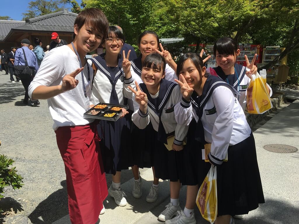Chatting with Japanese school kids is one of the most fun experiences in Japan