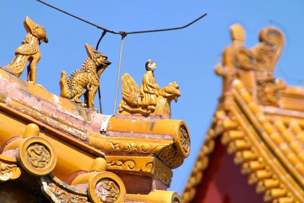 Golden pagoda decorations. 